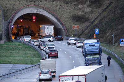 A17 nach Totalschaden gesperrt: LKW prallt gegen Tunnelwand - Die A17 Richtung Prag war für mehrere Stunden gesperrt.
