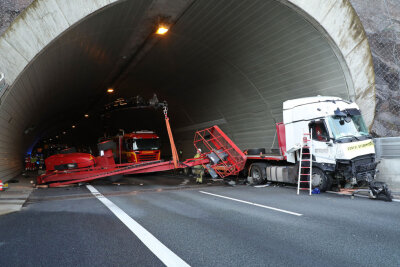 A17 nach Totalschaden gesperrt: LKW prallt gegen Tunnelwand - Beim Crash löste sich die Hebebühne und rutschte quer über die Fahrbahn.