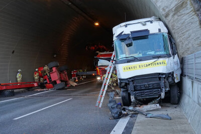 A17 nach Totalschaden gesperrt: LKW prallt gegen Tunnelwand - Der Fahrer des LKW wurde vor Ort vom Rettungsdienst behandelt.
