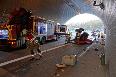 A17 nach Totalschaden gesperrt: LKW prallt gegen Tunnelwand - Am LKW und der Hebebühne entstand vermutlich ein Totalschaden.