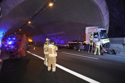 A17 nach Totalschaden gesperrt: LKW prallt gegen Tunnelwand - Die A17 Richtung Prag war für mehrere Stunden gesperrt.