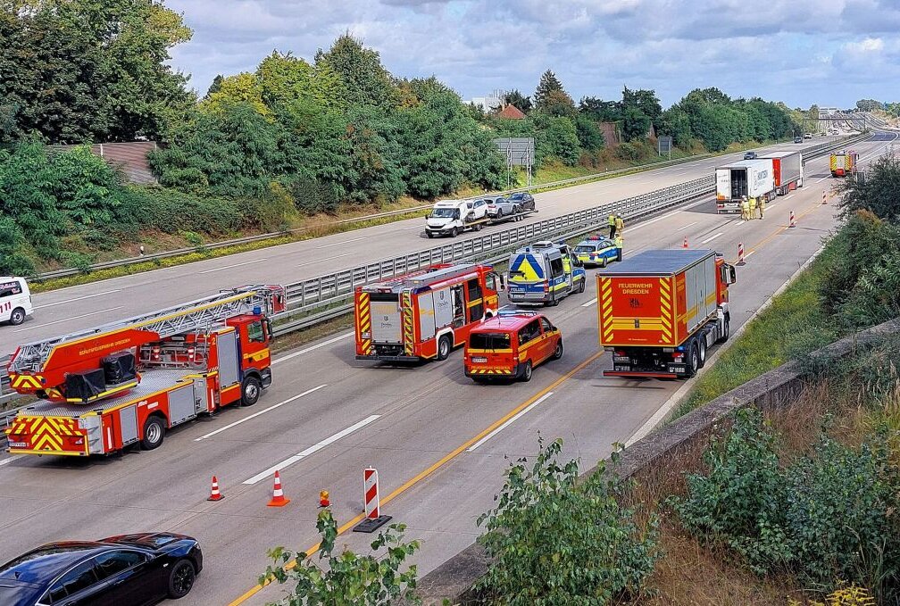 Dresden: Auf der A4 kollidierten zwei Sattelzüge. Ein LKW war mit Gefahrgut beladen. Foto: Roland Halkasch