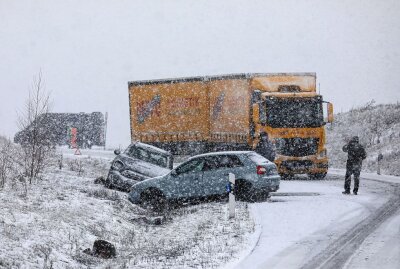 A4 bei Glauchau: Mehrere Unfälle durch plötzlichen Wintereinbruch - Zwei PKW kommen von der Straße ab. Ein LKW droht ebenfalls in den Seitengraben abzurutschen. Foto:Andreas Kretschel