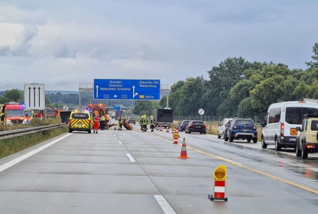 A4 bei Glauchau: Unfall mit zwei Schwerverletzten - Ein Mähfahrzeug ist auf der A4 bei Glauchau umgekippt. Foto: Mike Müller