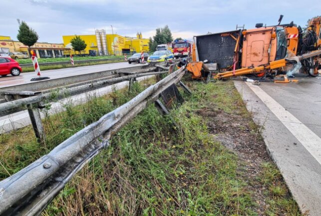 A4 bei Glauchau: Unfall mit zwei Schwerverletzten - Ein Mähfahrzeug ist auf der A4 bei Glauchau umgekippt. Foto: Mike Müller