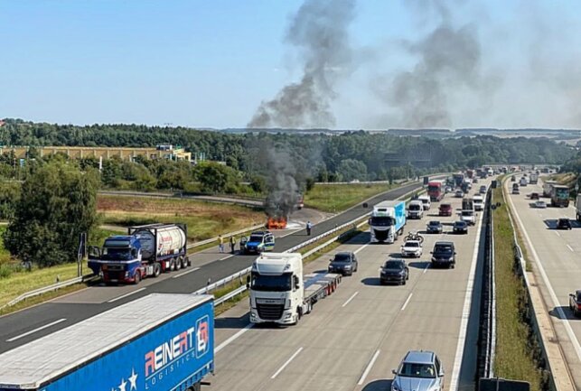 Auf der Auffahrt zur A4 in Chemnitz Glösa kam es zu einem Brand eines PKW. Foto: Harry Härtel