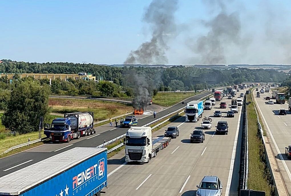 A4: PKW geht auf der Chemnitzer Autobahn-Auffahrt in Flammen auf - Auf der Auffahrt zur A4 in Chemnitz Glösa kam es zu einem Brand eines PKW. Foto: Harry Härtel