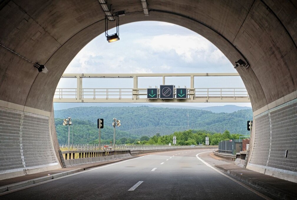 A4: PKW gerät in Autobahntunnel in Vollbrand - Symbolbild. Foto: Adobe Stock