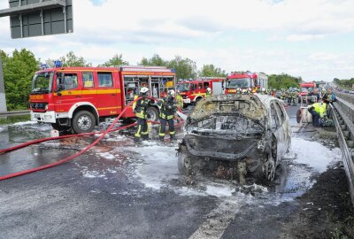 A4: PKW gerät während Fahrt in Brand - Der PKW brannte vollständig aus. Foto: Roland Halkasch
