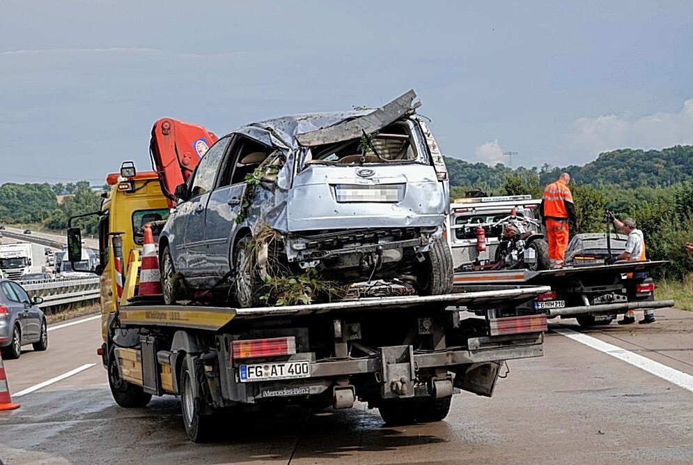 A4: PKW mit Anhänger überschlägt sich nach schwerem Crash - Ein PKW Ford und ein PKW BMW kollidierten aus bisher unbekannter Ursache. Foto: Harry Härtel/haertelpress