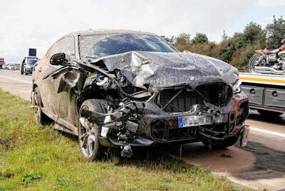 A4: PKW mit Anhänger überschlägt sich nach schwerem Crash - Der PKW BMW überschlug sich nach den Zusammenstoß mitsamt Anhänger. Foto: Harry Härtel/haertelpress