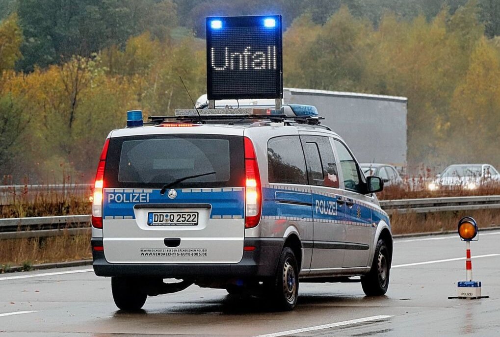 Bei einer Verfolgung auf der A 4 zwischen Dresden und Görlitz ist ein VW in der Nacht zu Montag mit zwei Polizei-Streifen kollidiert. Symbolbild. Foto ChemPic