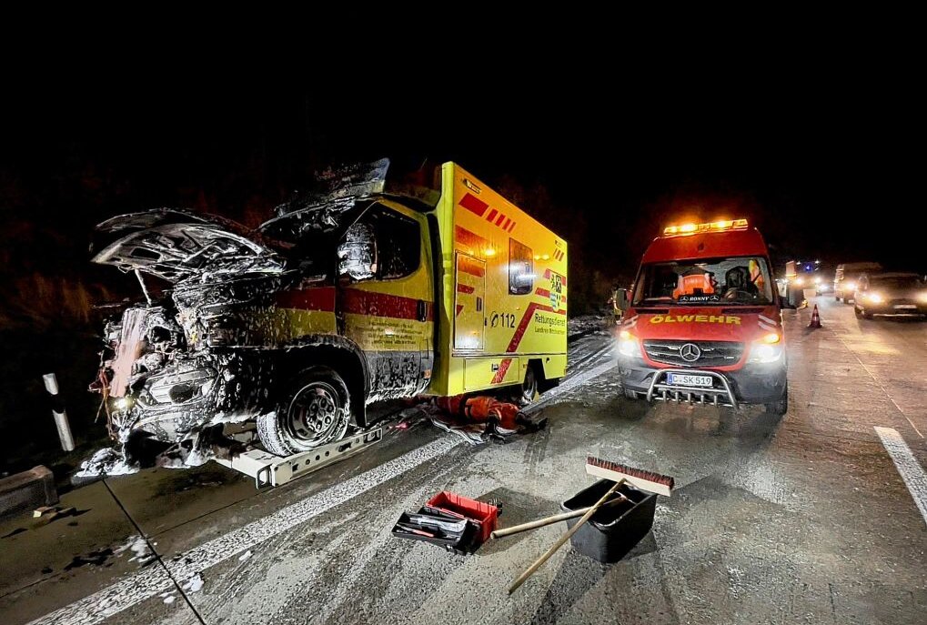 A72: Brennender PKW steckt Rettungswagen in Brand - Brennender PKW steckt Rettungswagen in Brand. Foto: Daniel Unger