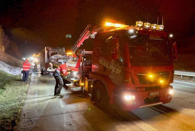 A72: Brennender PKW steckt Rettungswagen in Brand - Brennender PKW steckt Rettungswagen in Brand. Foto: Daniel Unger