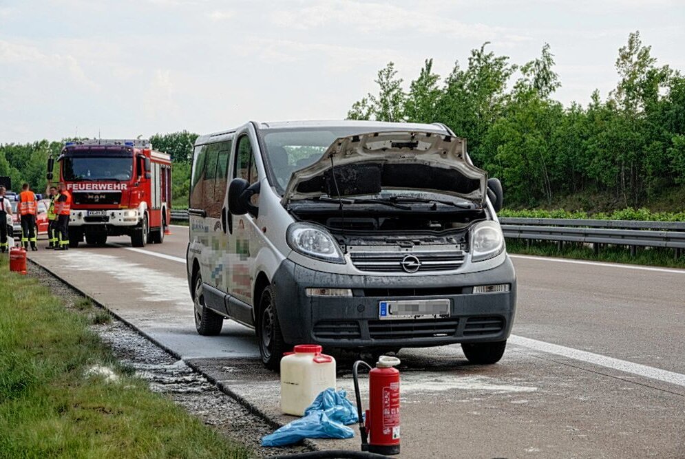 A72: Motorraum eines Kleintransporters fängt an zu brennen - Bei einem Opel Kleintransporter begann auf der A72 der Motorraum zu brennen. Foto: Jan Haertel/ ChemPic