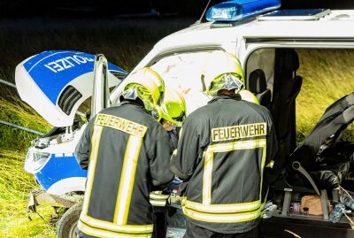 A72: Schwerer Verkehrsunfall mit Mannschaftswagen der Bereitschaftspolizei - Bei einem Unfall wurde ein Beamter verletzt. Foto: André März