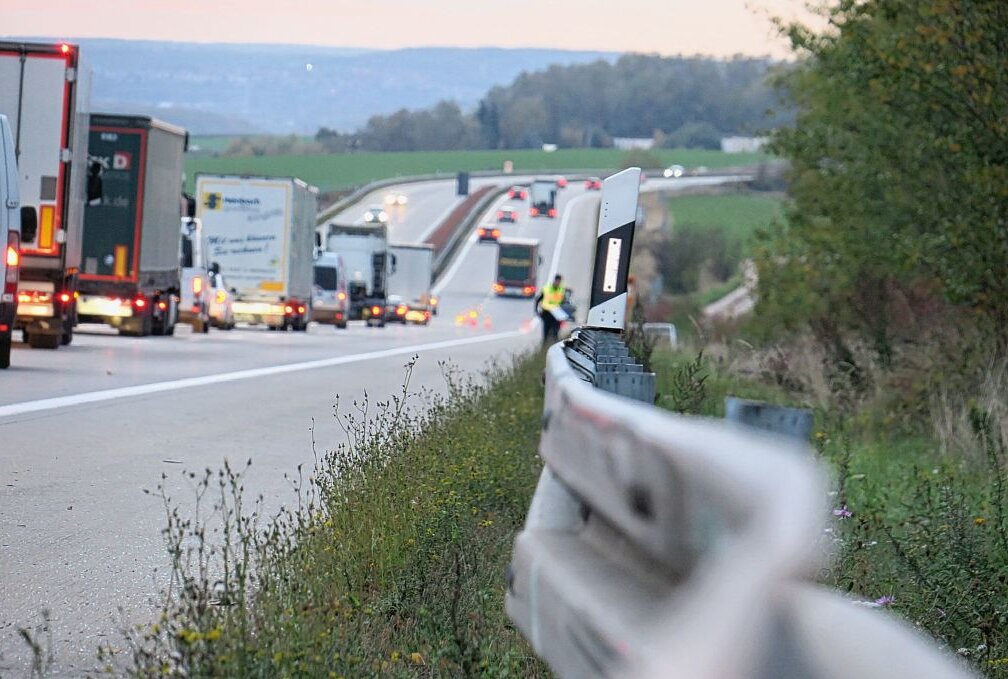A72: Tödlicher Unfall mit Motorrad und LKW - mehr als zehn Kilometer Stau - Symbolbild. Foto: Niko Mutschmann