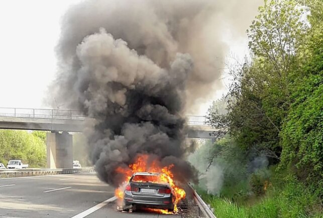 Am Mittwochmorgen kam es gegen 9 Uhr auf der A72 zwischen Kreuz Chemnitz und Rottluff zu einem Autobrand auf dem Standstreifen. Foto: Harry Härtel