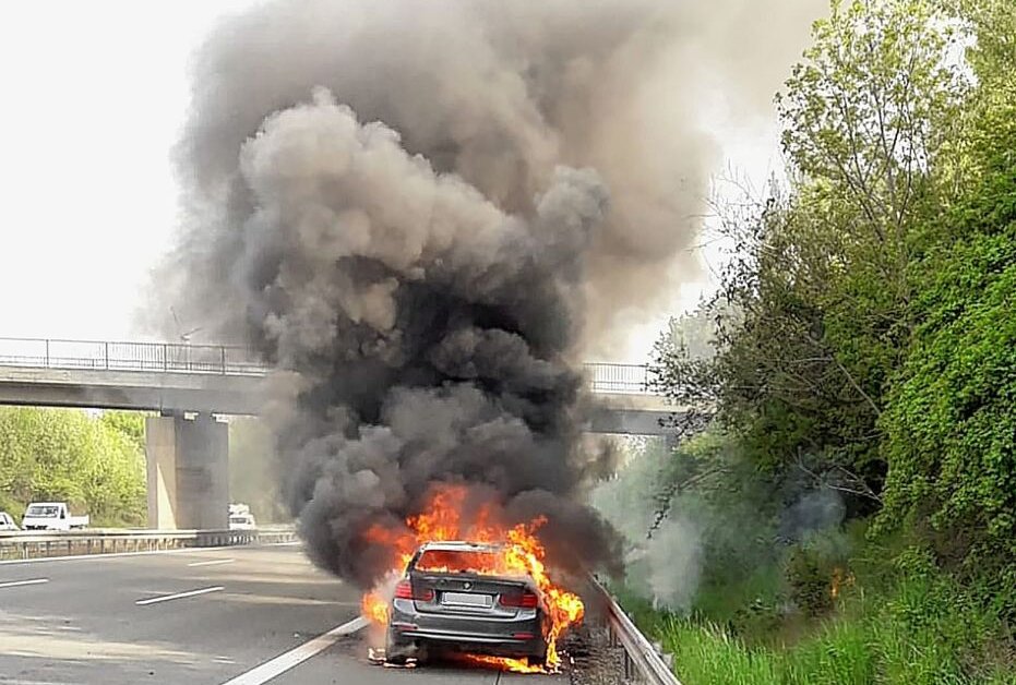 A72 zwischen Kreuz Chemnitz und Rottluff: Brennendes Auto auf Standstreifen - Am Mittwochmorgen kam es gegen 9 Uhr auf der A72 zwischen Kreuz Chemnitz und Rottluff zu einem Autobrand auf dem Standstreifen. Foto: Harry Härtel