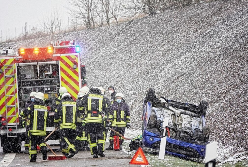 Auf der A72 zwischen Rochlitz und Penig führte die glatte Fahrbahn zu einem schwerem Unfall. Das Auto kam dabei auf dem Dach zum Erliegen. Foto: Harry Haertel