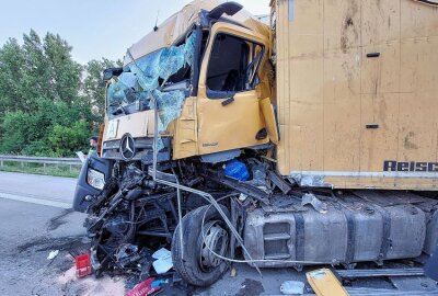 A9: Schwerer LKW-Unfall sorgt für Sperrungen - Schwerer LKW-Unfall auf der A9 sorgt für stundenlange Sperrungen. Foto: Christian Grube