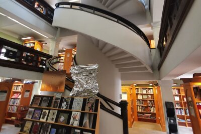 Aalto und Oodi: Stadtrundgang in Helsinki - Treppen in der Rikhardinkatu-Bibliothek, ein der vielen Büchereien in der finnischen Hauptstadt.