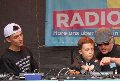 Ab an die Turntables: Kleine DJs ganz groß bei der Limo-Disco - Felix Fiedler, der erste Nachwuchs-DJ, wird eingearbeitet. Foto: Renate Fischer