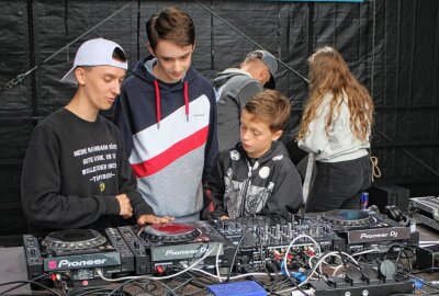 Ab an die Turntables: Kleine DJs ganz groß bei der Limo-Disco - Tommyrich zeigt die Tricks. Foto: Renate Fischer