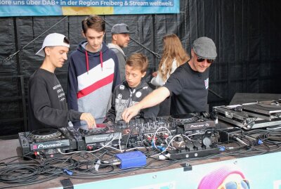 Ab an die Turntables: Kleine DJs ganz groß bei der Limo-Disco - Gast-DJ Tommyrich erklärt die Turntables. Foto: Renate Fischer
