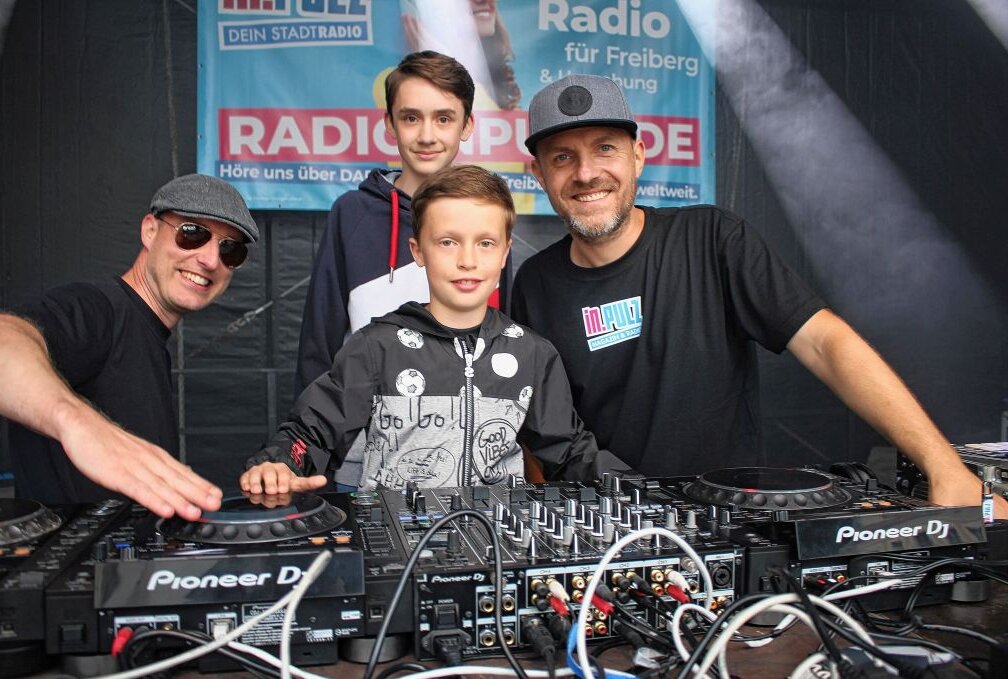 Ab an die Turntables: Kleine DJs ganz groß bei der Limo-Disco - DJ Paul Blitz und die Nachwuchs-DJs Felix und Lenns. Foto: Renate Fischer
