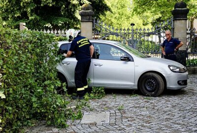 Ab durch die Hecke: Rentnerin verliert Kontrolle über Auto und fährt in Gebüsch - In Radebeul fuhr ein Auto durch eine Hecke. Foto: xcitepress