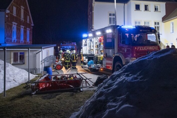 Am Donnerstagabend wurde die Feuerwehr Schlettau zu einem Einsatz im Keller eines Mehrfamilienhauses alarmiert. Foto: Ronny Küttner