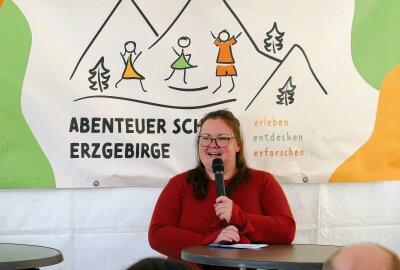 Abenteuer-Schule Erzgebirge weckt großes Interesse - Schulleiterin Elisabeth Glöckner erläuterte den Besuchern das Konzept und die Entwicklung des Projekts. Foto: Andreas Bauer