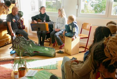Abenteuer-Schule Erzgebirge weckt großes Interesse - Ein Rundgang führte Besucher auch durchs Musikzimmer. Foto: Andreas Bauer