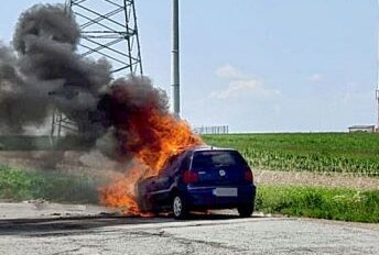 Abgefackelt: Auto fängt in Klaffenbach plötzlich Feuer! - Auto in Klaffenbach fängt plötzlich Feuer. Foto: Harry Härtel 