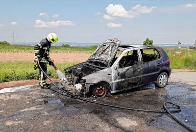 Abgefackelt: Auto fängt in Klaffenbach plötzlich Feuer! - Das Auto brannte fast vollständig aus. Foto: Harry Härtel 