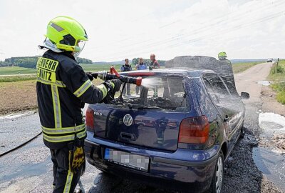 Abgefackelt: Auto fängt in Klaffenbach plötzlich Feuer! - Feuerwehr bei den Löscharbeiten. Foto: Harry Härtel 