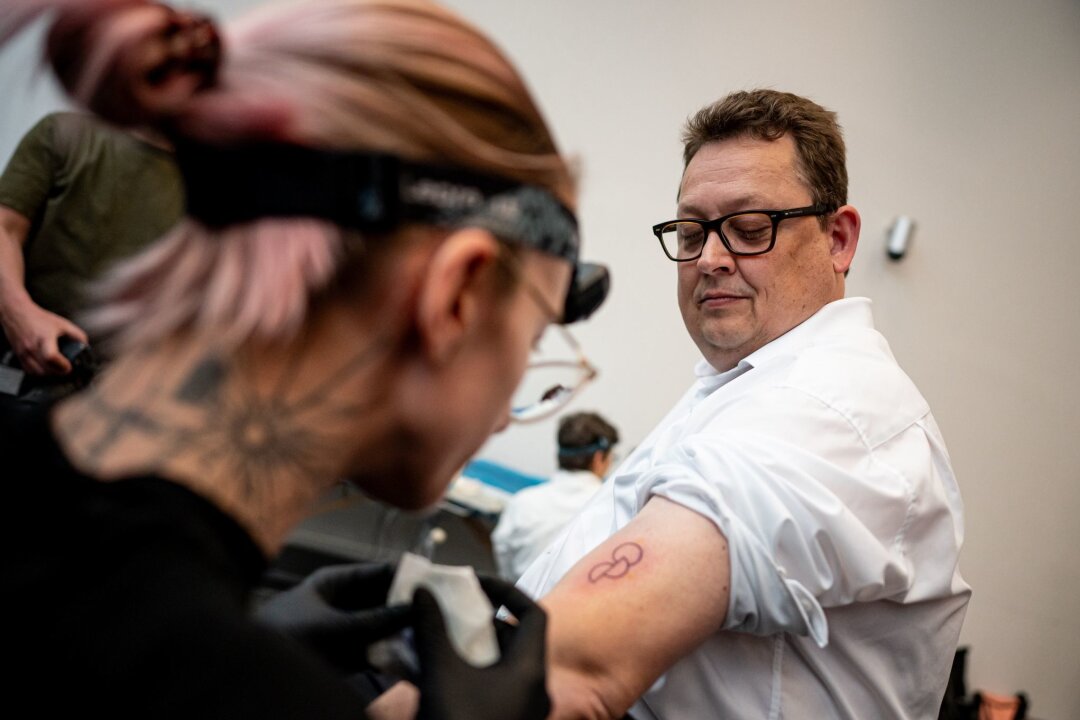 Abgeordnete lassen sich Organspende-Tattoos tätowieren - Stefan Schwartze lässt sich ein Organspende-Tattoo stechen.