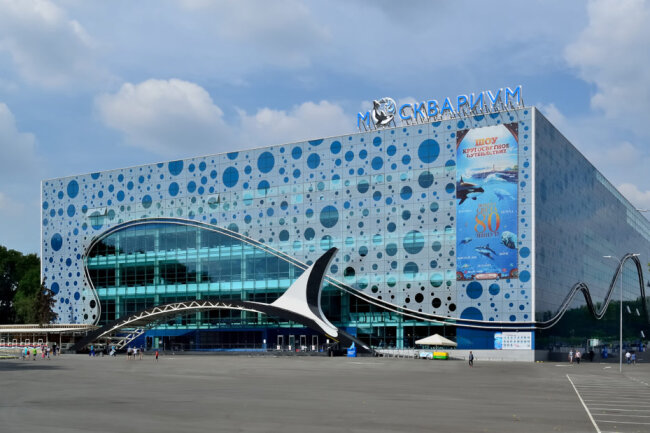 Abkühlung gefällig? Das sind die sieben größten Aquarien der Welt! - Platz 5: In Moskau (Russland) befindet sich das "Moscow Oceanarium". Hier leben die Fische und Wasserlebewesen in 25 Millionen Liter Wasser, was vergleichbar mit 166.667 Badewannen ist.