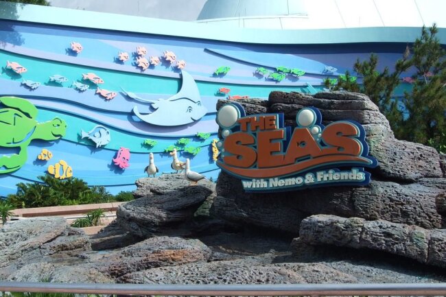 Abkühlung gefällig? Das sind die sieben größten Aquarien der Welt! - Platz 6: "The Seas with Nemo & Friends" befindet sich in Bay Lake (USA) und umfasst 21,6 Millionen Liter Wasser, was einem Fassungsvermögen von 144.000 Badewannen entspricht.