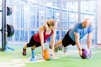 Abnehmen mit Sport: Diese 9 Tipps bringen Sie ans Ziel - Abnehmen erfordert beides: Kraft- und Ausdauertraining.