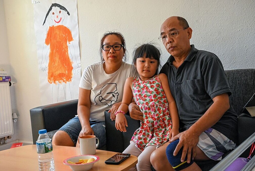Abschiebung nach 35 Jahren: Dieser Familie droht die Trennung - Hoa Nguyen, Emilia Nguyen und Pham Phison (v.l.) in ihrer Übergangswohnung. Foto: Andreas Seidel