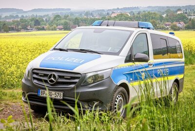 Absetzschleusung bei Lohmen: 16 Personen von Polizei geschnappt - Zwei der 16 ausländischen Personen wurden am Vormittag nördlich von Mühlsdorf festgestellt. Foto: Marko Förster