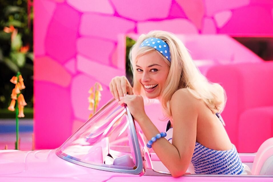 "Absolute Hölle": Deutsche Regie-Legende spottet im US-TV über "Barbie" - Ein wassertsoffblondes Mädchen in einer quietschpinken Traumwelt: Als Barbie entspricht Margot Robbie jedem Klischee.