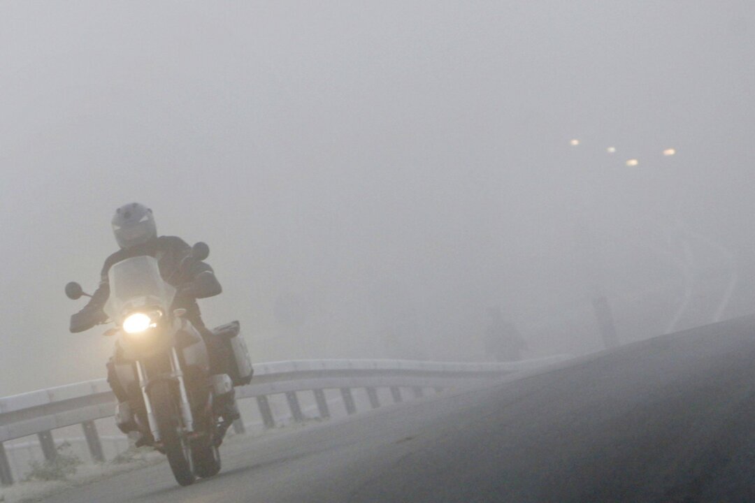 Abstand und Tempo raus: Mit dem Motorrad durch den Nebel - Wer im Herbst noch auf sein Motorrad springt, sollte mit Nebel rechnen - und wissen, wie er am besten reagiert.