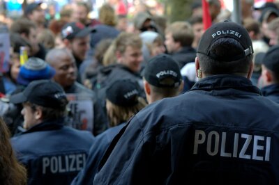 Abtreibungsdebatte führt 900 Demonstranten auf Annaberger Straßen - 240 Polizisten waren vor Ort. Die Chemnitzer Polizeidirektion wurde von Einsatzkräften der sächsischen Bereitschaftspolizei sowie der Polizeidirektion Dresden unterstützt. 