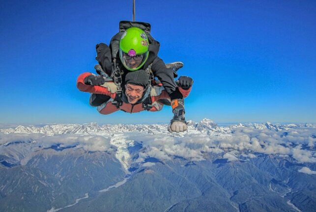 Acht Monate am schönsten Ende der Welt - Per Fallschirm fotografierte Stephan Schulz Neuseeland auch aus der Luft. Foto: Blickwinkel / Stephan Schulz