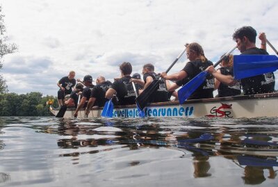 Achtes Drachenbootrennen in Zwickau: Schwanenteich wird zur Paddel-Arena - Mit Trommelschlägen wird der Rhythmus vorgegeben und die Moral der Mannschaft hoch gehalten. Foto: Mario Dudacy