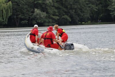 Achtes Drachenbootrennen in Zwickau: Schwanenteich wird zur Paddel-Arena - Der DLRG sorgte für Sicherheit auf dem Wasser. Foto: Mario Dudacy