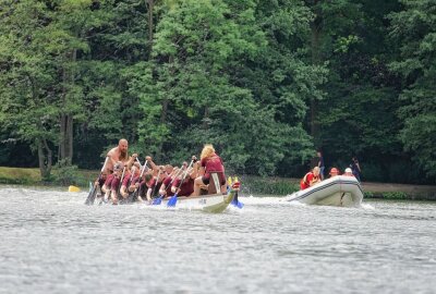 Achtes Drachenbootrennen in Zwickau: Schwanenteich wird zur Paddel-Arena - Die Mannschaften Paddeln miteinander um die Wette. Foto: Mario Dudacy